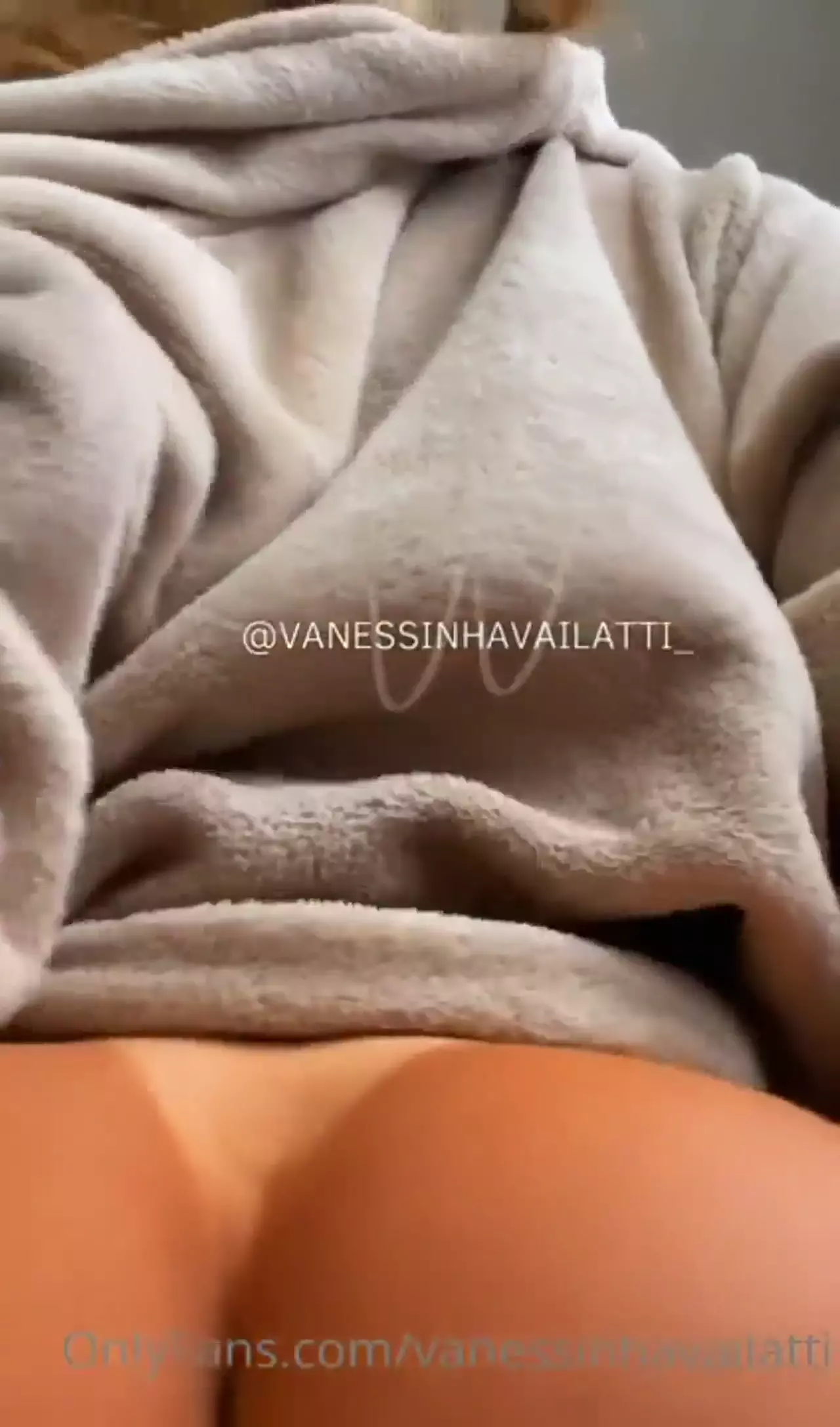 Vanessinha Vailatti está sensualizando sem roupa, se tocando com as mãos na bucetinha e na parte traseira