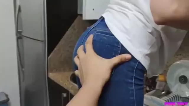 Procure por vídeos de uma moça sem roupa e seu parente se divertindo muito