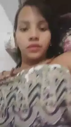 Jovem exibindo sua bucetinha em uma transmissão ao vivo em um vídeo adulto no site xvideos