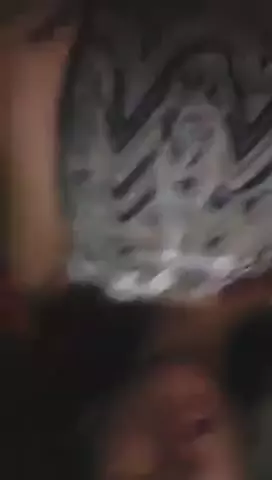 Jovem exibindo sua bucetinha em uma transmissão ao vivo em um vídeo adulto no site xvideos