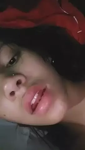 Jovem exibindo sua bucetinha em uma transmissão ao vivo em um vídeo adulto no site xvideos