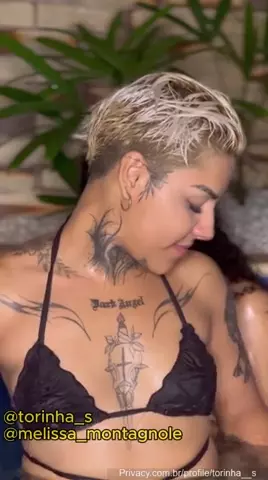 Estava curtindo na piscina dando uns beijos em uma amiga super gata
