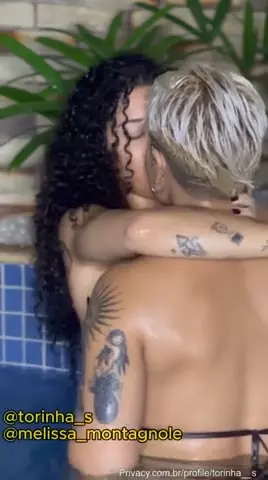 Estava curtindo na piscina dando uns beijos em uma amiga super gata