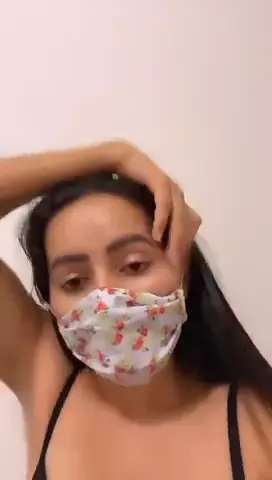 Jovem universitária atraente viralizou na internet se exibindo em uma transmissão ao vivo