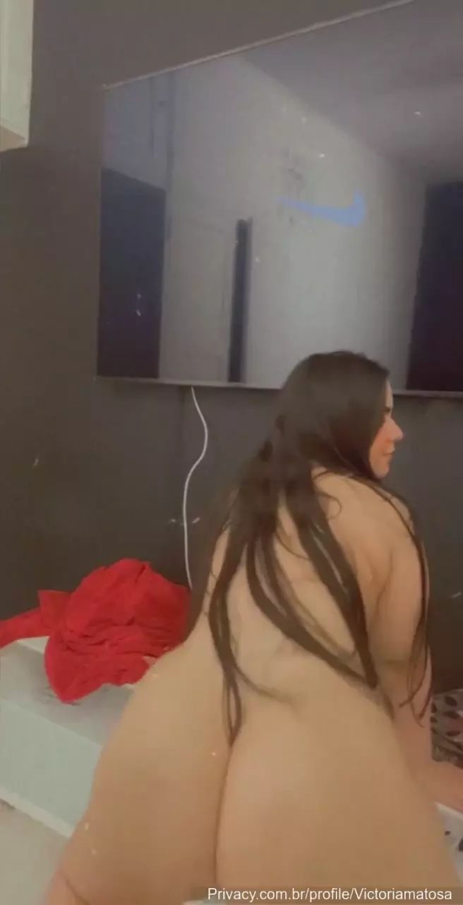 Victoria Matosa rebolando com safadeza de quatro e mostrando sua bunda grande no motel