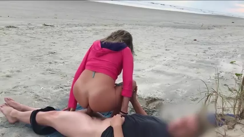 Casal é pego transando na praia após a virada do ano