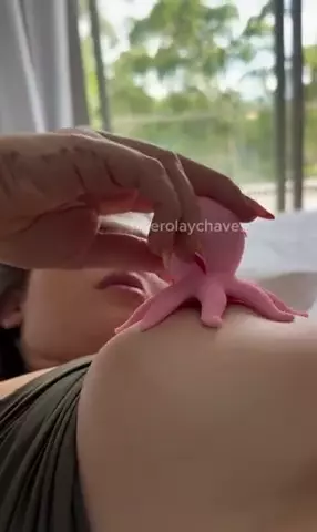 Kerolay Chaves está se despindo e se estimulando no bundão de forma prazerosa
