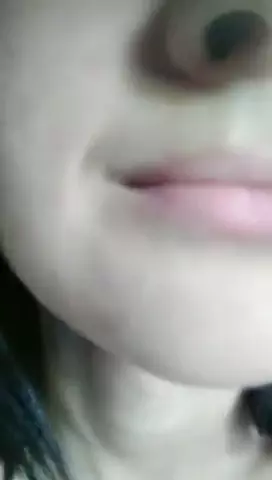Magrinha se divertindo na live, fazendo uma auto-satisfação delícia