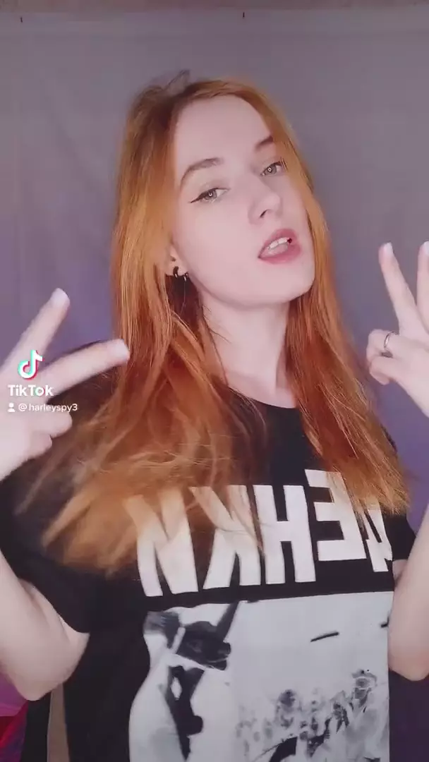 Confira Harleyspy mostrando sua buceta cor-de-rosa e apertadinha de graça no Onlyfans