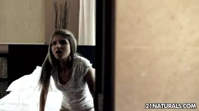 Vídeo sensual de sexo anal com a irmã magrinha e safadinha