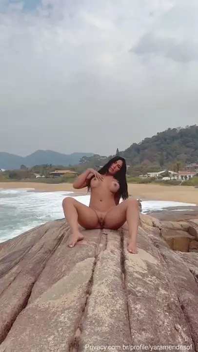 Yara Mendes foi flagrada sem roupa fazendo uma brincadeira íntima na beira da praia