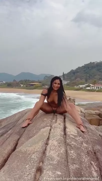 Yara Mendes foi flagrada sem roupa em uma praia se tocando intimamente